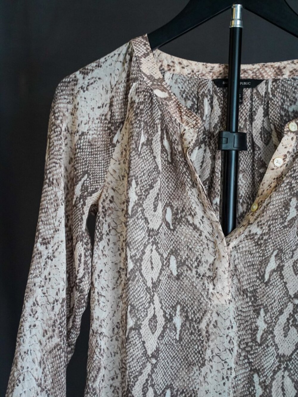 Banana Republic Petite XXS Women's Snakeskin Print Long Sleeve Blouse - Picture 2 of 11